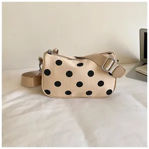 Retro beige schoudertas met stijlvolle zwarte stippen en verstelbare stoffen band