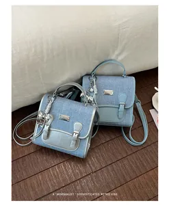 Elegantes mini mochilas de mezclilla para mujer en azul y plata sobre fondo de suelo de madera