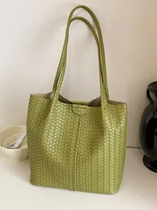 Elegante borsa tote intrecciata verde minimalista con grande capacità per uso diario