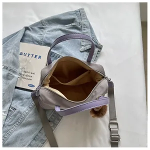 Détail de l'intérieur spacieux d'un sac cabas en nylon violet avec doublure beige.