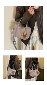 Vues détaillées d'un sac cabas en nylon gris avec accents violets et breloque peluche