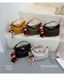 Πλεκτές τσάντες ώμου σε διάφορα χρώματα με χαριτωμένα γούρια κούκλας σε σκαλοπάτια.