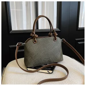 Vue détaillée du sac seau texturé vert olive avec poignées nouées brunes