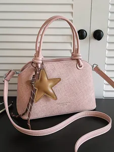 Sac à main bandoulière rose élégant avec breloque étoile sur cuir texturé de qualité