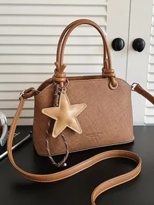 Sac à main seau élégant en cuir marron avec pendentif étoile et bandoulière