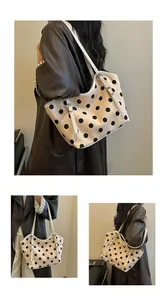 Vista de varios ángulos de un elegante bolso tote de lona vintage con lunares