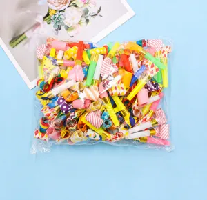 Detailansicht von 100 bunten Party-Tröten in einer Kunststoff-Großhandelsverpackung