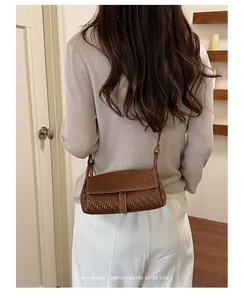 Elegante borsa a tracolla intrecciata marrone da donna, look rétro minimalista