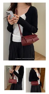 Elegante borsa a tracolla intrecciata rosso scuro con stile retrò minimalista
