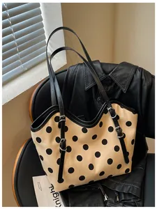 Bolso tote de lona vintage con lunares, correas de cuero negro y hebilla plateada