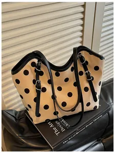 Bolso tote retro de lona crema con grandes lunares negros en un fondo elegante y chic.