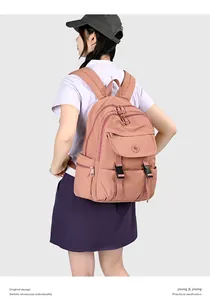 Vista posteriore di un grande zaino rosa indossato da una modella per viaggi.