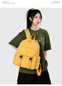 Zaino outdoor giallo ad alta capacità da donna indossato da una modella.