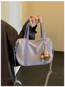 Détail du grand sac cabas en nylon violet avec porte-clé monstre en peluche