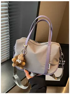 Grand sac fourre-tout en nylon gris avec lanières violettes et porte-clé monstre en peluche