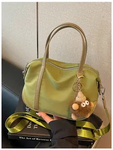 Sac cabas en nylon vert avec un joli charme de monstre en fourrure et une bandoulière