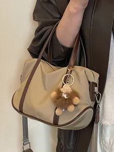 Tote Bag en Nylon Vintage Grande Capacité pour Femmes Sac à Épaule Bandoulière Polyvalent Avec Charme de Monstre en Peluche Sac Shopper Léger