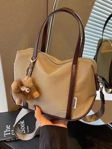 Grand sac fourre-tout chic en nylon kaki avec bandoulière et breloque pelucheuse