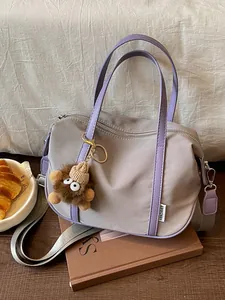Grand sac fourre-tout rétro en nylon gris avec anses mauves et charm de monstre.