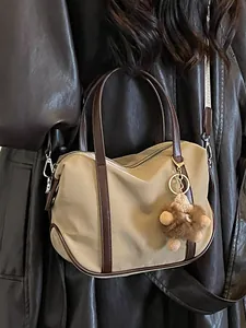 Grand sac fourre-tout en nylon kaki avec lanières en cuir marron et charmant ours brun