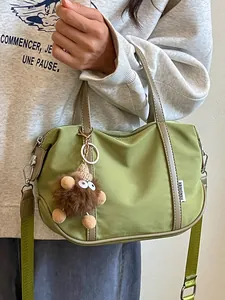 Grand sac cabas en nylon vert avec bandoulière et charmant pendentif mascotte