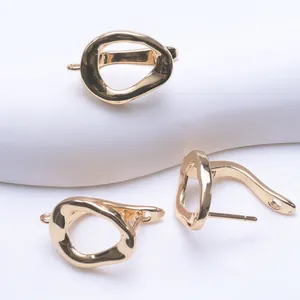 Close-up van vergulde onregelmatige U-vormige oorbelonderdelen voor doe-het-zelf sieraden.