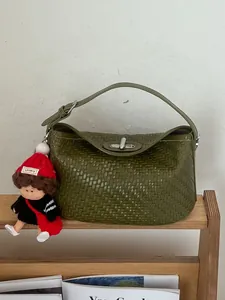 Κομψή πράσινη πλεκτή τσάντα bucket με στυλάτο κούμπωμα και χαριτωμένο διακοσμητικό κούκλα