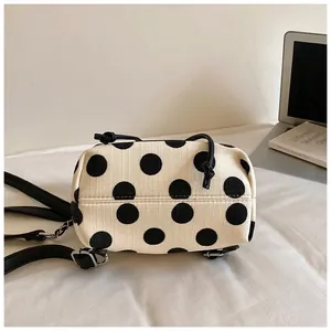 Detailansicht eines cremefarbenen Canvas-Rucksacks mit markanten schwarzen Punkten