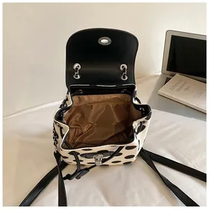 Innenansicht eines stilvollen schwarz-weißen Polka-Dot-Rucksacks mit Kordelzug