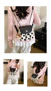 Stylischer Mini-Rucksack im koreanischen Stil mit Polka-Dots und Bärenanhänger am Modell