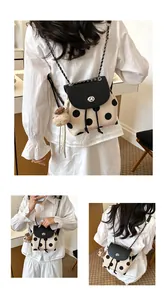 Kleiner cremefarbener Polka-Dot-Rucksack mit Kettenriemen, aus mehreren Perspektiven am Modell