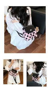 Detailansicht eines trendigen rosa gepunkteten Mini-Rucksacks im schicken koreanischen Stil.
