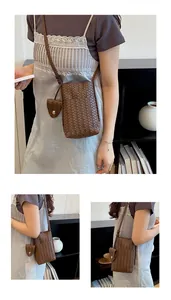 Vues détaillées du sac à bandoulière tressé marron porté par un mannequin dans un cadre intérieur.