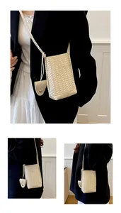 Vue détaillée d'une élégante pochette de téléphone tressée en cuir crème pour femme