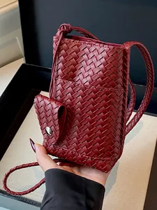 Mini sac à bandoulière tissé bordeaux raffiné pour téléphone dans un coffret cadeau