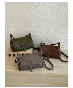 Tre eleganti mini borse a tracolla intrecciate nei colori verde, marrone e talpa.