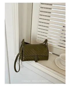 Vista dettagliata della mini borsa a tracolla intrecciata verde oliva stile retrò