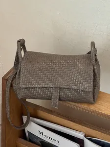Squisita mini borsa a tracolla intrecciata in taupe con elegante design a piccolo quadrato