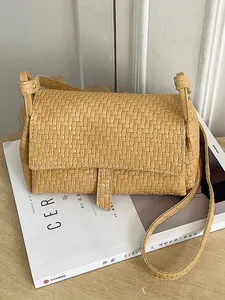 Elegante mini borsa a tracolla intrecciata gialla da donna, stile chic e minimalista