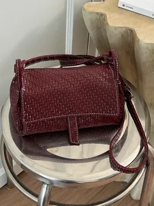 Elegante borsa a tracolla intrecciata bordeaux con cuciture bianche e tracolla regolabile