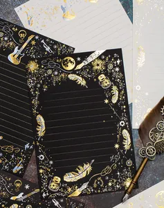 Elegante dettaglio macro di motivi celesti in oro e argento su carta da lettere nera