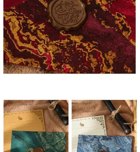 Vue détaillée d'enveloppes vintage gaufrées à l'or et de papier à lettres assorti.