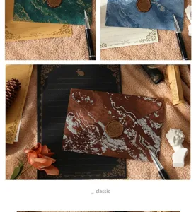 Vue détaillée des enveloppes vintage à motif marbré et du papier à lettres doré.