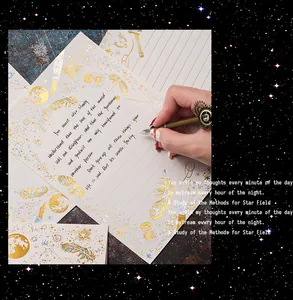 Vista dettagliata della cancelleria vintage cielo stellato con stampa oro e argento