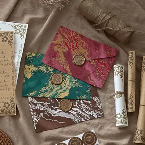Sobres grabados dorados vintage con sellos de cera y juego de papel de escribir