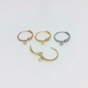 Primer plano de ganchos para pendientes de oro de 14k, plata y oro rosa para DIY.