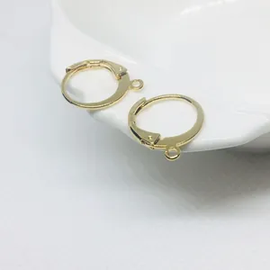 Primer plano de ganchos de palanca bañados en oro de 14k para hacer joyas DIY
