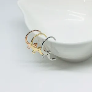 Detalle de cierres de pendientes redondos en acabados oro, plata y oro rosa para DIY
