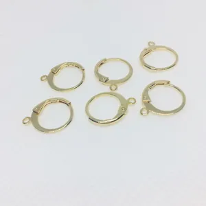 Primer plano de ganchos para pendientes redondos de oro de 14k para hacer joyas DIY