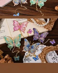 Nahaufnahme bunter Emaille-Schmetterling-Lesezeichen aus Metall mit Goldkette